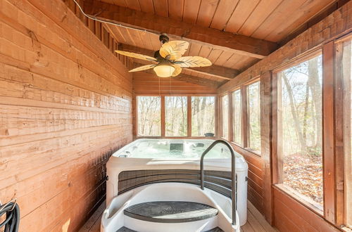 Photo 7 - Dudley II by Avantstay Comfortable Cabin w/ Hot Tub & Views