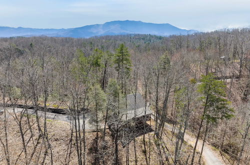 Photo 10 - Dudley II by Avantstay Comfortable Cabin w/ Hot Tub & Views