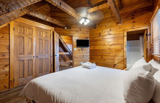 Photo 2 - Dudley II by Avantstay Comfortable Cabin w/ Hot Tub & Views