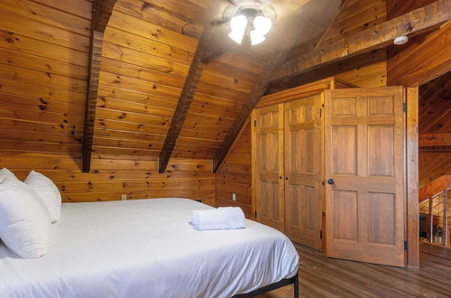 Photo 4 - Dudley II by Avantstay Comfortable Cabin w/ Hot Tub & Views