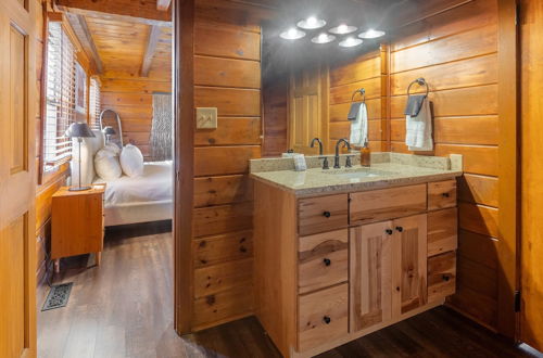 Photo 18 - Dudley II by Avantstay Comfortable Cabin w/ Hot Tub & Views