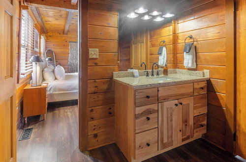 Photo 3 - Dudley II by Avantstay Comfortable Cabin w/ Hot Tub & Views