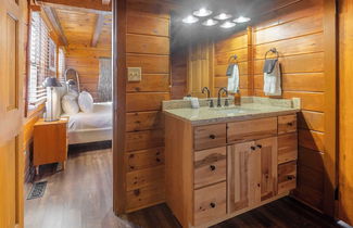 Photo 3 - Dudley II by Avantstay Comfortable Cabin w/ Hot Tub & Views