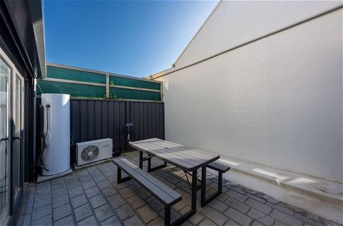 Photo 20 - Modern 2-beds Townhouse in Richmond With Parking