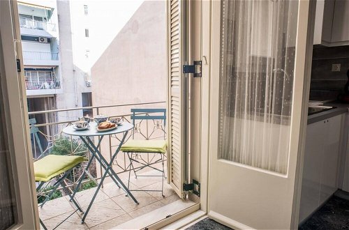Photo 18 - Sunny Flat w h Balcony and Homey Feel Near Metro