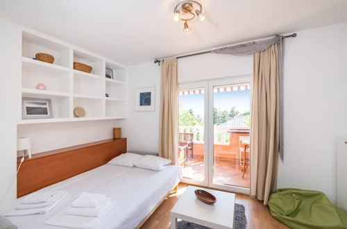 Foto 7 - Mirella Cosy Apartment With Two Bedrooms