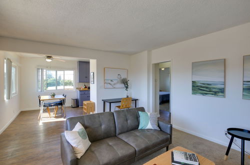 Foto 6 - Airy Long Beach Condo Rental: 2 Mi to Ocean