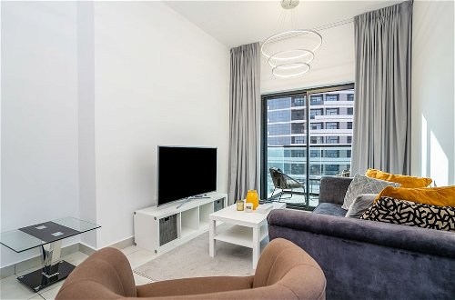 Photo 14 - Tanin - Modern Spacious 1BR Apartment With 2 Balconies