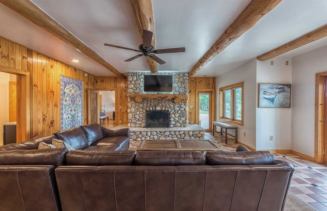 Azalea Retreat by Avantstay Sleeps 34 & Pool - Photo 21