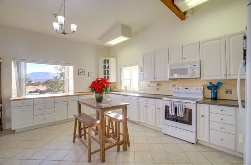 Foto 4 - Serene Home w/ Yard - 8 Mi to Joshua Tree