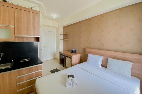 Photo 4 - Comfort Living Studio At 20Th Floor Green Pramuka City Apartment