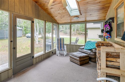 Foto 3 - Cozy Maine Cottage on Long Lake w/ Screened Porch