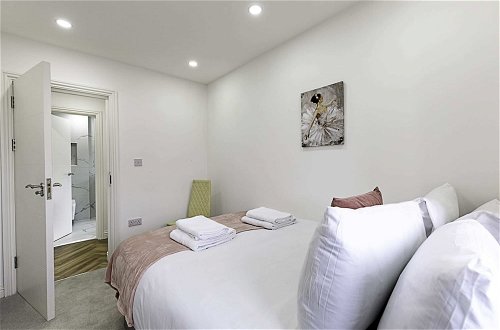 Photo 9 - Spacious and Beautiful Apartment In Hanwell