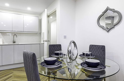 Photo 17 - Spacious and Beautiful Apartment In Hanwell