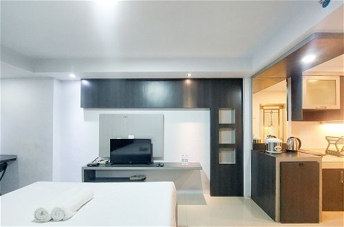 Photo 12 - Homey And Warm Studio Apartment At Mansyur Residence