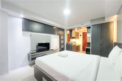 Photo 3 - Homey And Warm Studio Apartment At Mansyur Residence