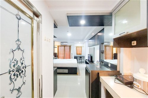 Photo 6 - Homey And Warm Studio Apartment At Mansyur Residence