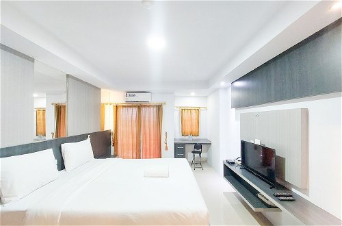 Photo 2 - Homey And Warm Studio Apartment At Mansyur Residence