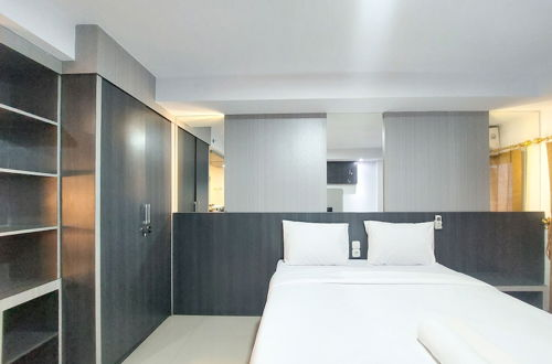 Photo 13 - Homey And Warm Studio Apartment At Mansyur Residence