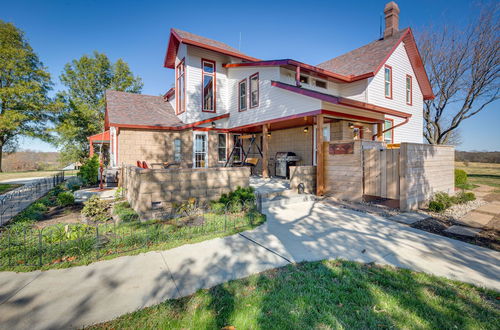 Foto 7 - Historic Atchison Farmhouse w/ Patio Near Downtown