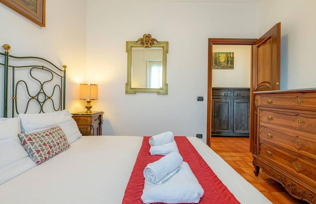 Charming 4-bed Apartment -lake Views & Balconies - Foto 2