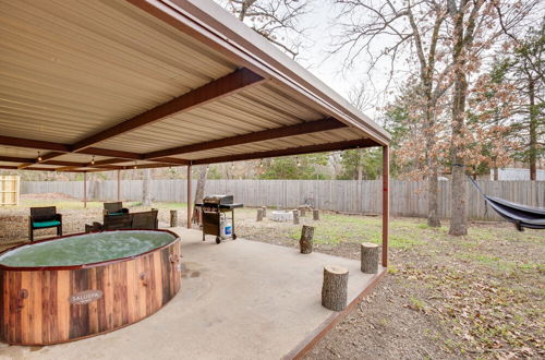 Foto 2 - Yantis Home w/ Hot Tub - Near Lake Fork Fishing