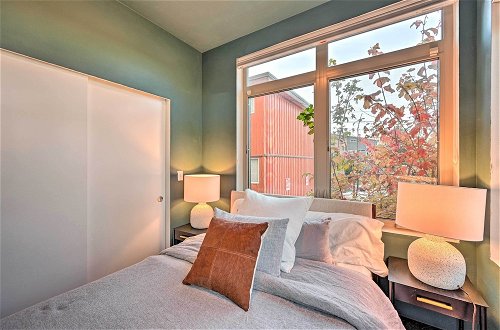 Foto 10 - Sleek Seattle Home w/ Rooftop Patio & Views
