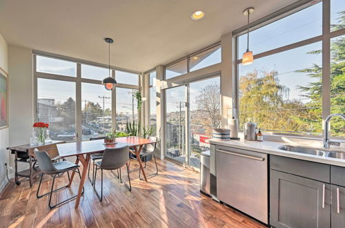 Foto 6 - Sleek Seattle Home w/ Rooftop Patio & Views