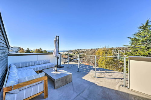 Foto 4 - Sleek Seattle Home w/ Rooftop Patio & Views