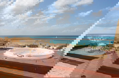 Foto 48 - Oceanfront Penthouse 4BR w Roof Top Deck w Jacuzzi Eagle Beach