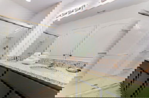Foto 33 - Luxury 6 Bedroom 4.Bath Home With Spa 6 Villa by RedAwning