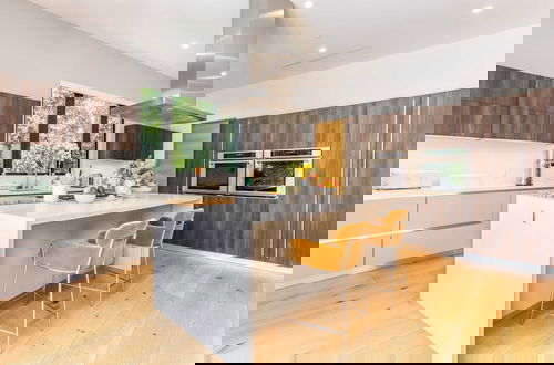 Foto 16 - Luxe Weho Villa, Walk to Melrose Ave, Pool + Hot Tub North Vista by Avantstay