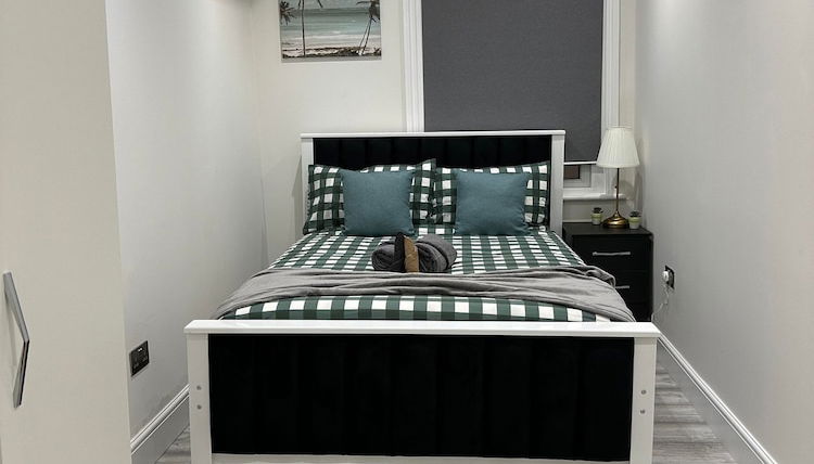 Photo 1 - Studio Flat in London