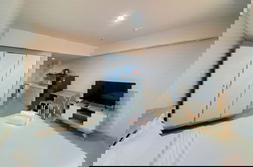 Foto 5 - Cozy Stay Studio Apartment At H Residence