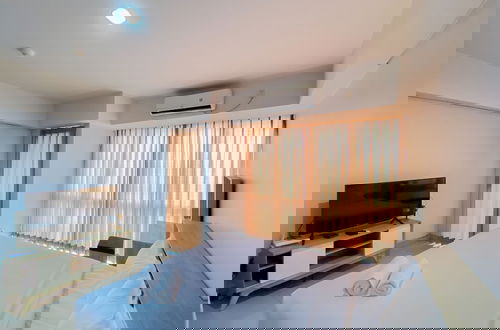 Foto 17 - Cozy Stay Studio Apartment At H Residence