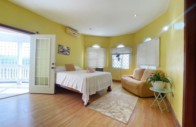 Skyline Suites Sunset Room 1 Bedroom Home by RedAwning - Photo 3