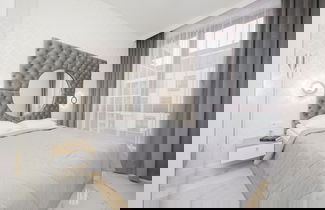 Foto 2 - Luxurious Grey Apartment by Renters