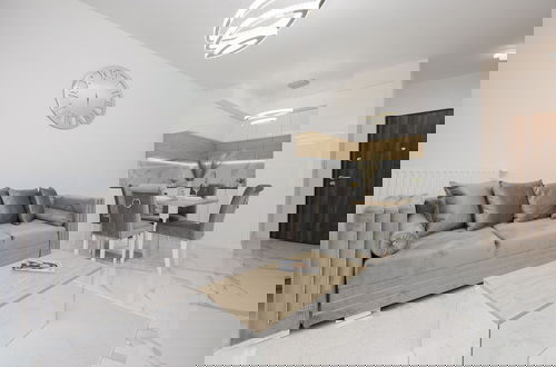 Foto 1 - Luxurious Grey Apartment by Renters
