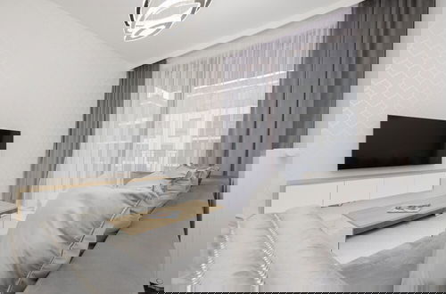 Foto 15 - Luxurious Grey Apartment by Renters