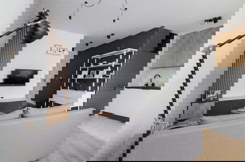 Foto 14 - Black and Grey Apartment by Renters