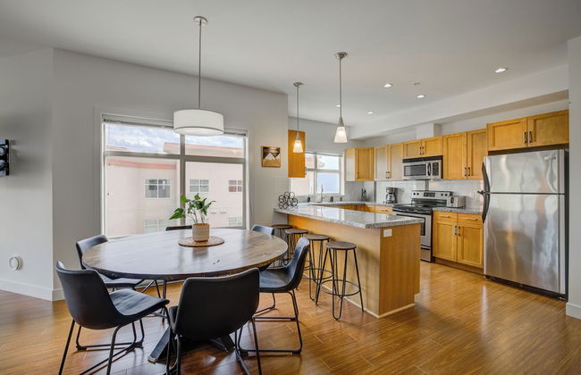 Corner Unit w Large Deck & Amazing View - Foto 11