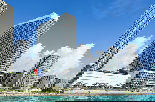Foto 48 - Luxury Beachfront Condo with Ocean View