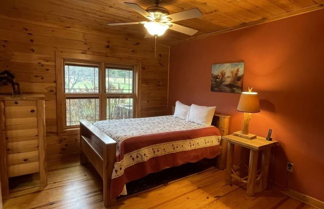 Deluxe log cabin! Pet and motorcycle friendly - enjoy nature with family and friends! 3 Bedroom Cabin by RedAwning - Foto 3