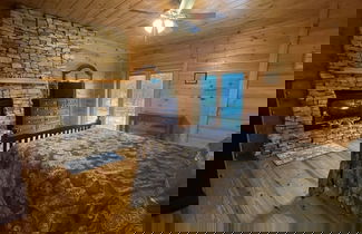 Foto 2 - Deluxe log cabin! Pet and motorcycle friendly - enjoy nature with family and friends! 3 Bedroom Cabin by RedAwning