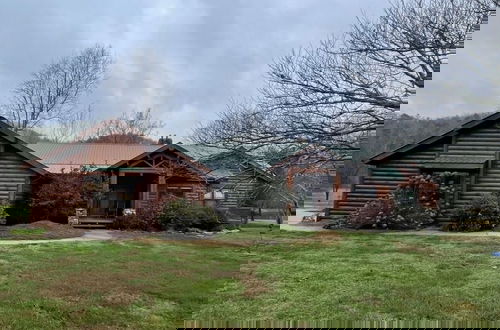Foto 29 - Deluxe log cabin! Pet and motorcycle friendly - enjoy nature with family and friends! 3 Bedroom Cabin by RedAwning