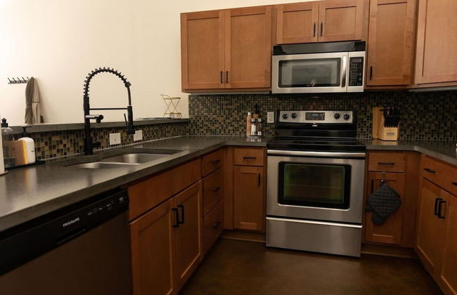 Stylish and new 1 BR Loft Apartment Right Downtown - Photo 6