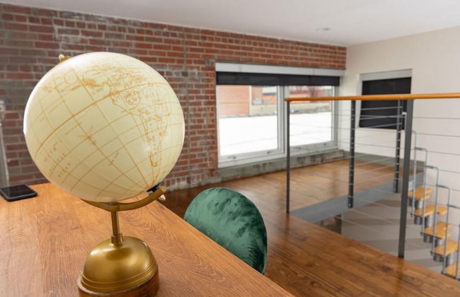 Stylish and new 1 BR Loft Apartment Right Downtown - Photo 20