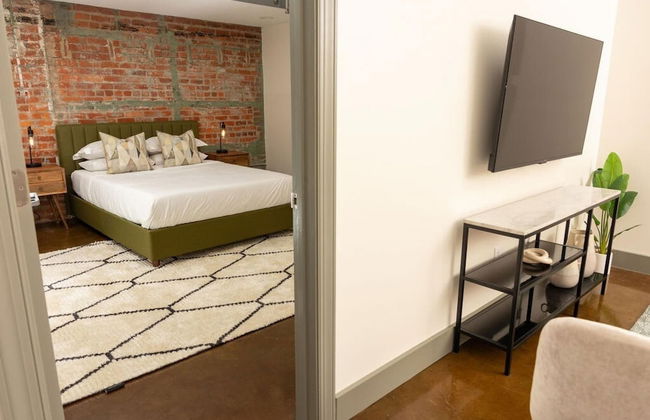 Stylish and new 1 BR Loft Apartment Right Downtown - Photo 15