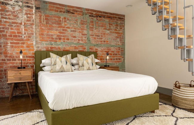 Stylish and new 1 BR Loft Apartment Right Downtown - Photo 2