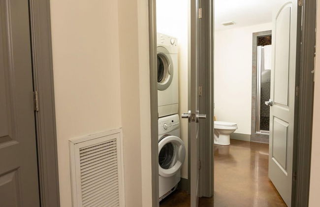 Stylish and new 1 BR Loft Apartment Right Downtown - Photo 10